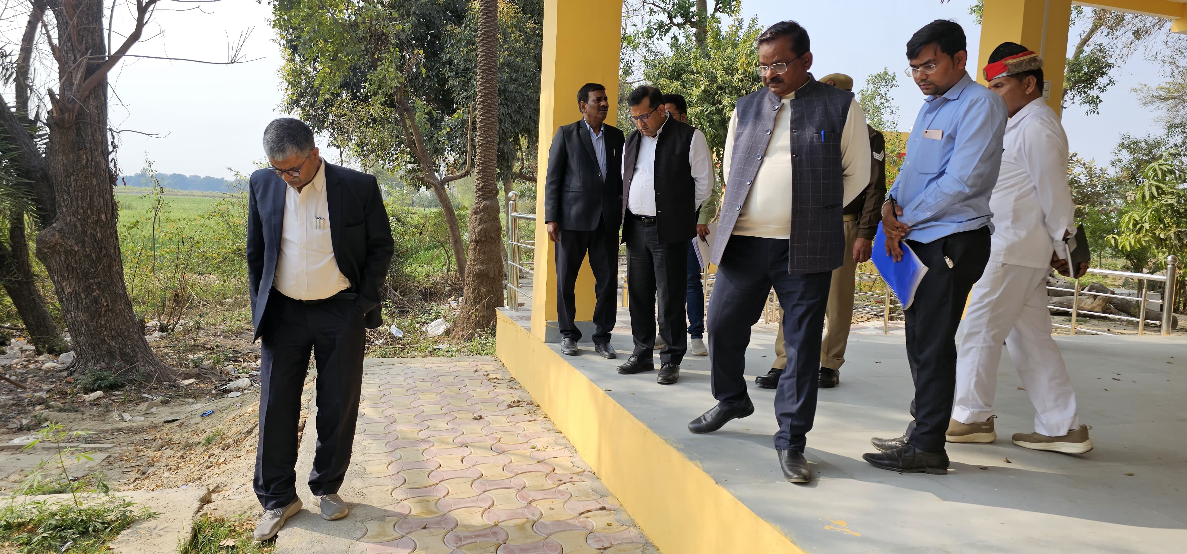 फर्रुखाबाद: जिलाधिकारी द्वारा कंपिल के धौपुरा में पर्यटन विभाग के निर्माणाधीन कथा पंडाल व द्रोपदी कुंड का किया निरीक्षण।