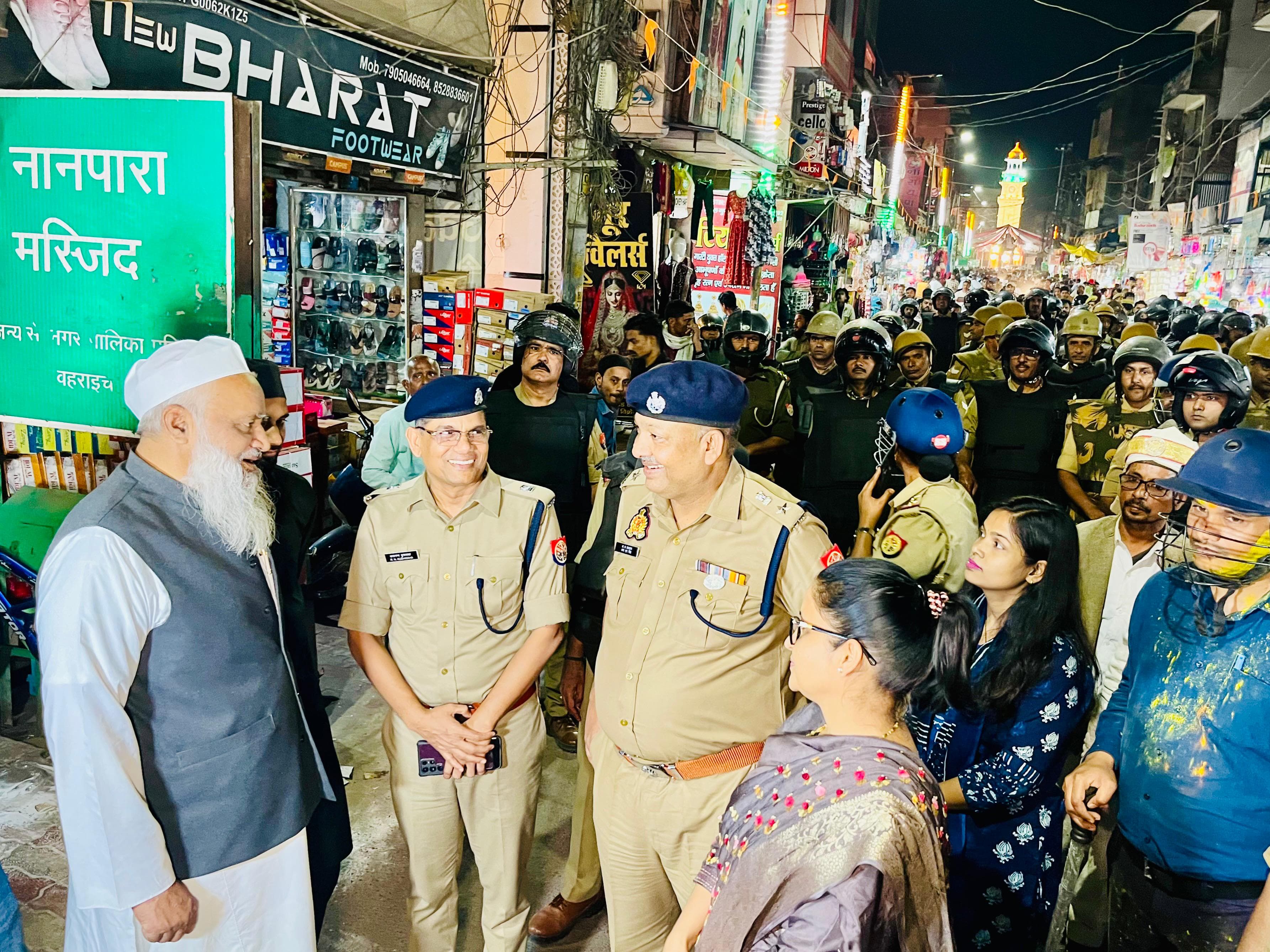 बहराइच:होली त्यौहार व रमजान माह में चुस्त-दुरुस्त कानून एवं सुरक्षा व्यवस्था बनाये रखने हेतु डीएम व एसपी नगर क्षेत्रांतर्गत किया फ्लैग मार्च।