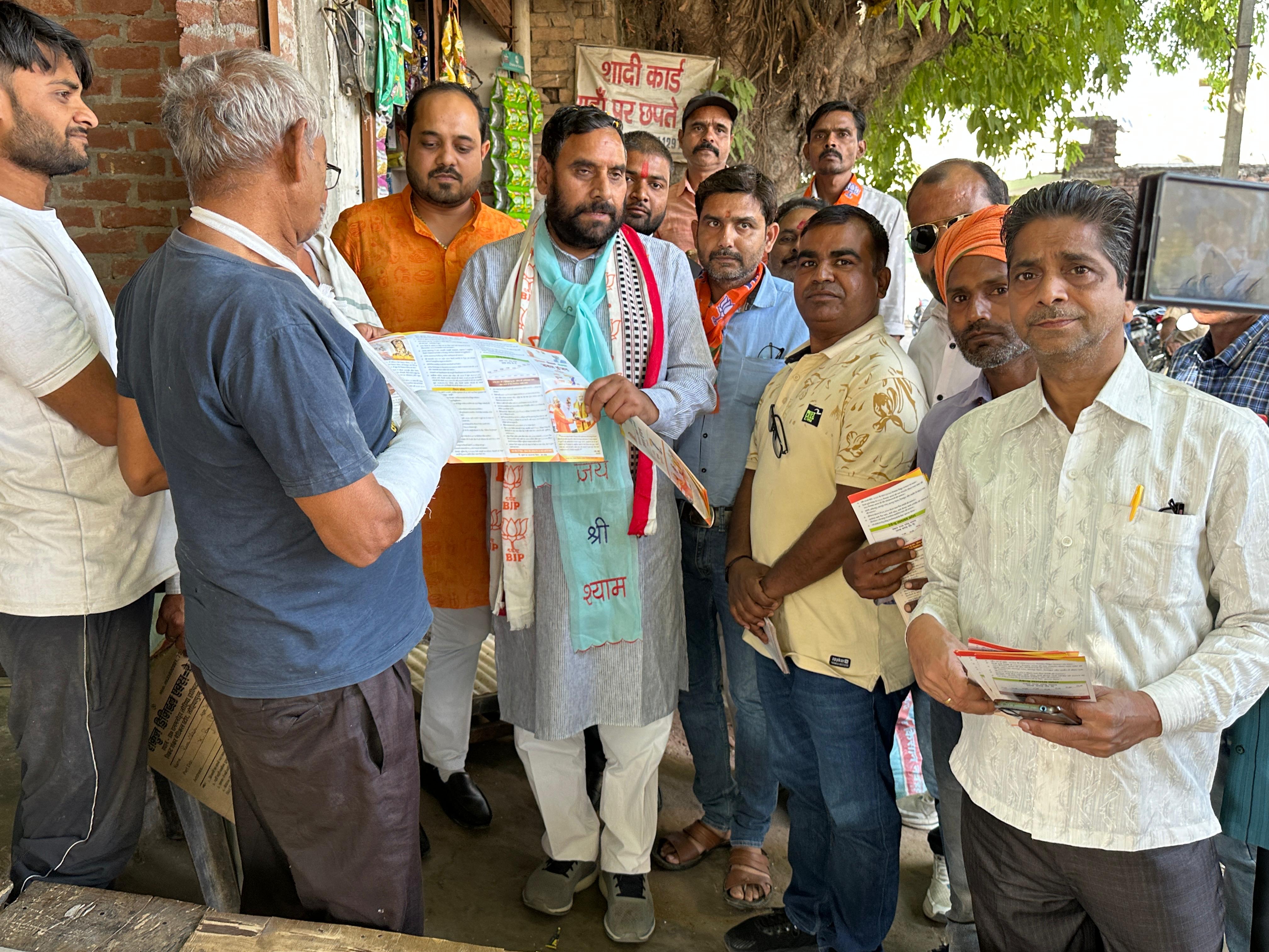 फर्रुखाबाद:प्रदेश की योगी सरकार के आठ वर्ष पूर्ण होने पर 255 शक्ति केन्द्रों पर महासंपर्क अभियान चलाया।