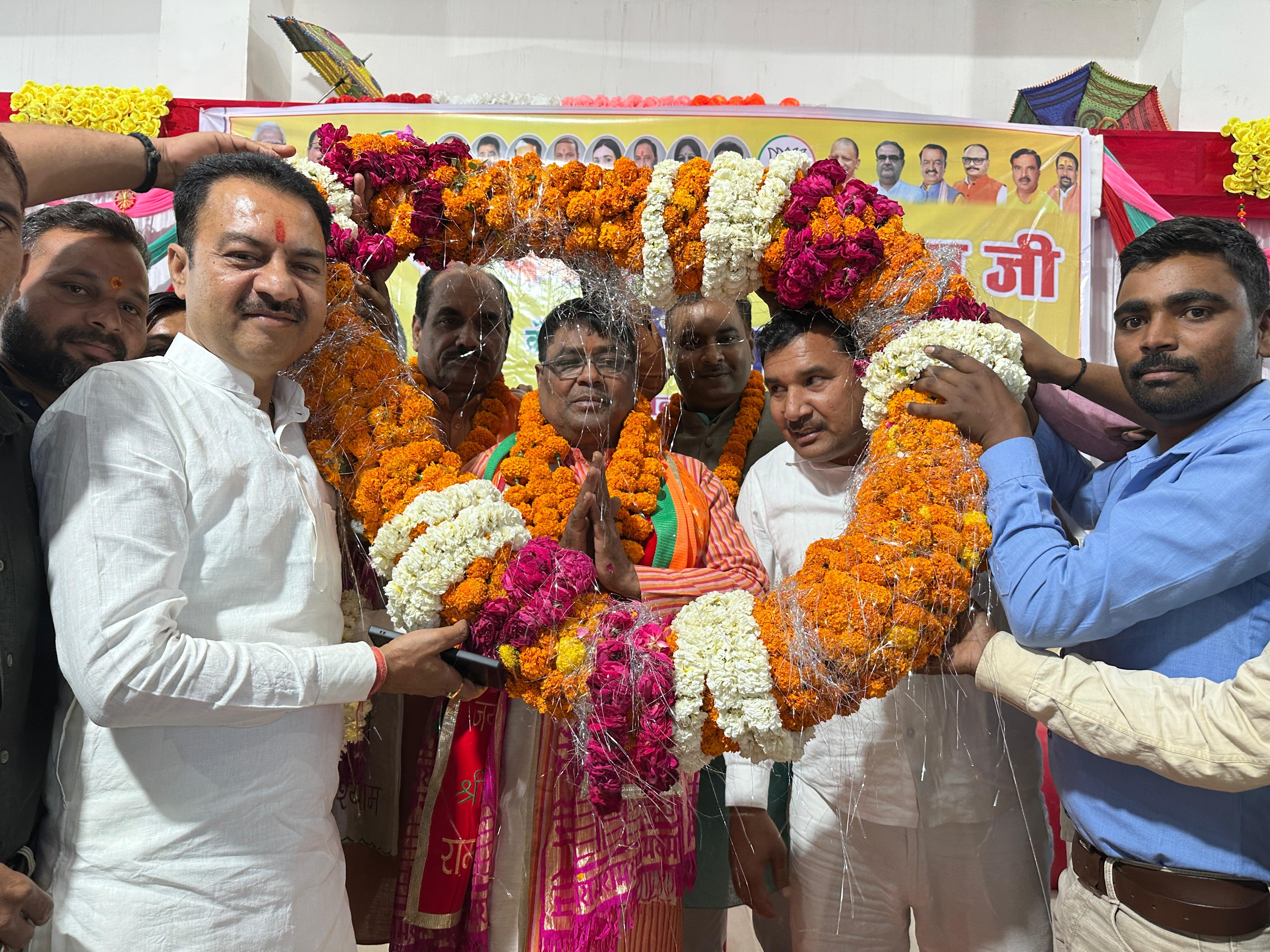 फर्रुखाबाद:जिलाध्यक्ष ने नवनिर्वाचित मंडल अध्यक्षों से की मुलाकात व तीन दिवसीय महासंपर्क अभियान में जुटने के निर्देश दिए।