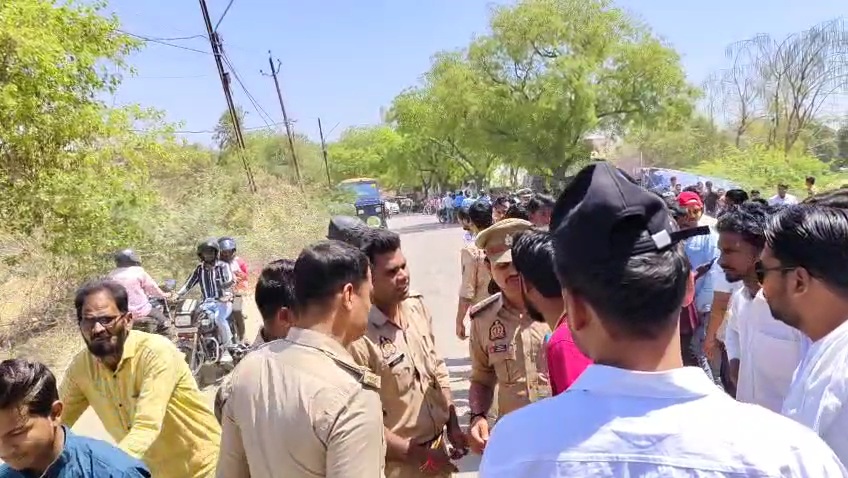 रायबरेली : बाइक सवार दो युवक एक की हुई मौके पर दर्दनाक मौत दूसरा गंभीर रूप से घायल