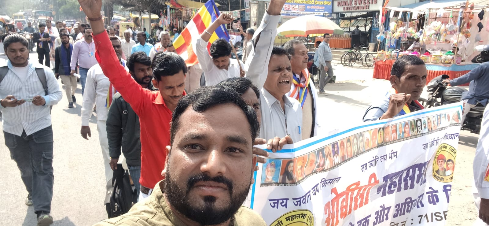 पीलीभीत :- पवित्र बौद्ध स्थल बोधगया ( बिहार ) में ब्राह्मणों द्वारा अवैध तरीके से किये गए कब्जे को कब्जा मुक्त कराने हेतु विभिन्न संगठनों ने जिलाधिकारी के द्वारा प्रधानमंत्री व मुख्यमंत्री को सौंपा ज्ञापन।