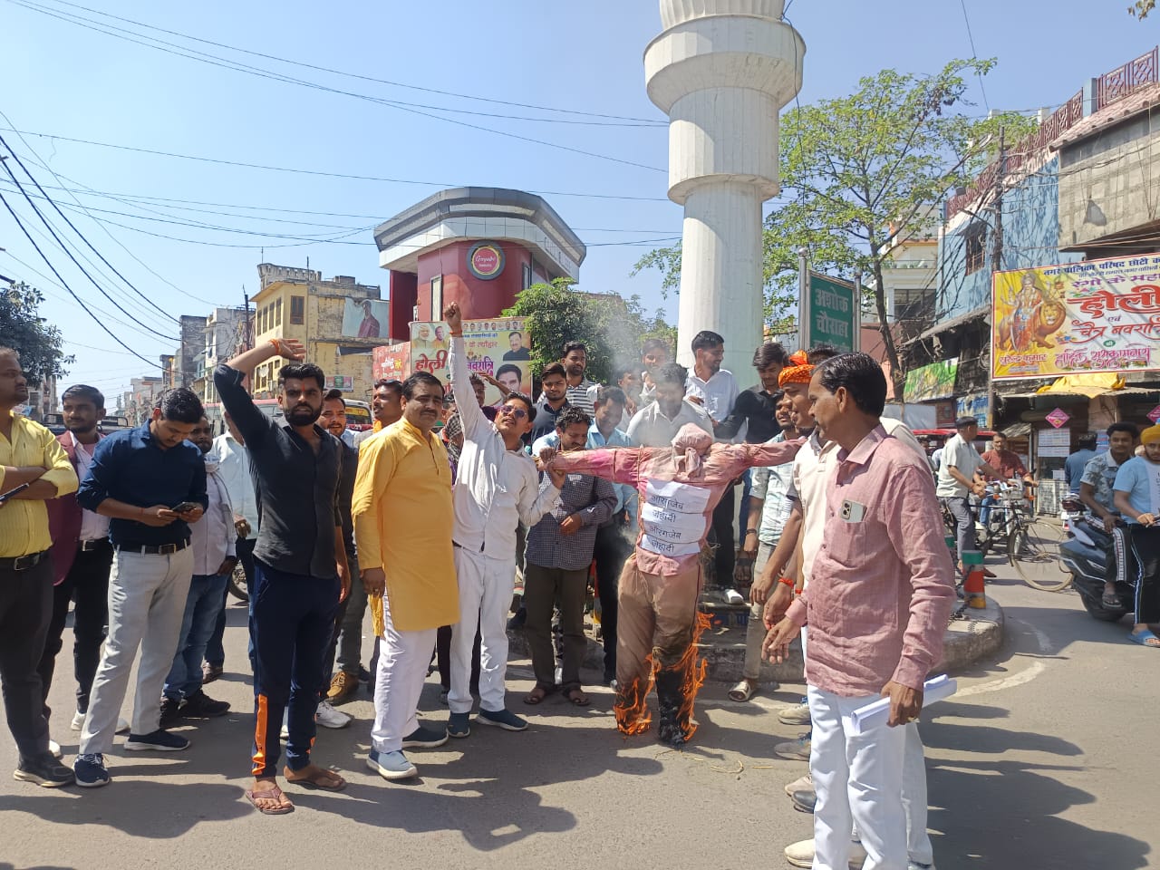 लखीमपुर खीरी : हिन्दू समाज के लोग  एकत्र होकर नागपुर में औरंगजेब समर्थको जेहादियों द्वारा हिन्दुओं पुलिस कर्मियों पर किये गए हमले के विरोध में औरंगजेब समर्थको जेहादियों का पुतला दहन किया गया