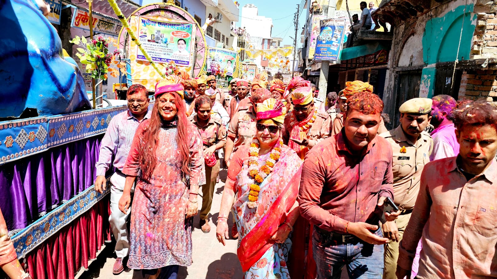 कासगंज : रंग पंचमी गुलाल होली महोत्सव सोरों जी में हेलीकॉप्टर से पुष्प वर्षा एवं निकाली गई रथ शोभायात्रा।