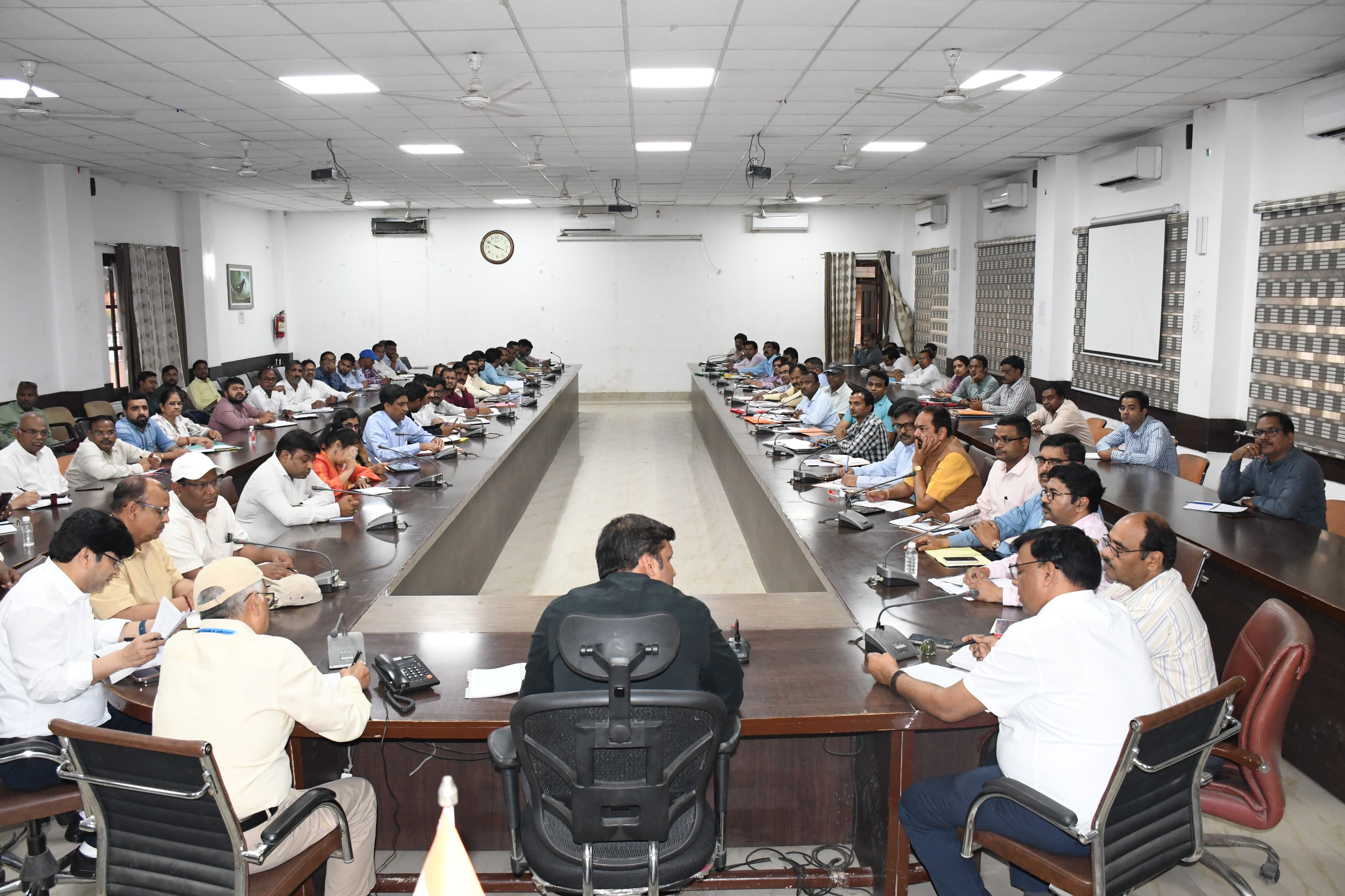 प्रयागराज जिलाधिकारी ने जल जीवन मिशन के कार्यों की समीक्षा की