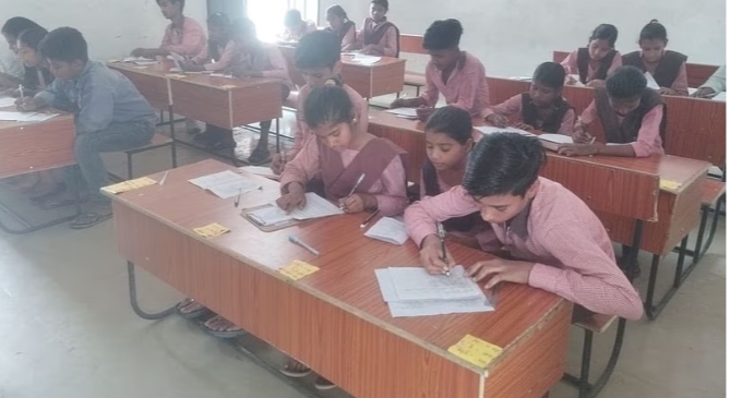 लखीमपुर खीरी : गोला गोकर्णनाथ - प्राथमिक विद्यालयों में नई बेंचो पर बैठकर परीक्षा देते समय खुश दिखे विद्यार्थी....