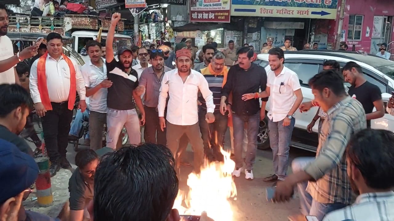 लखीमपुर खीरी : राज्यसभा सांसद रामजी सुमन के विवादित बयान पर हिंदू महासभा के लोगो ने सदर चौराहा गोला पर पुतला दहन कर मांगा इस्तीफा ?