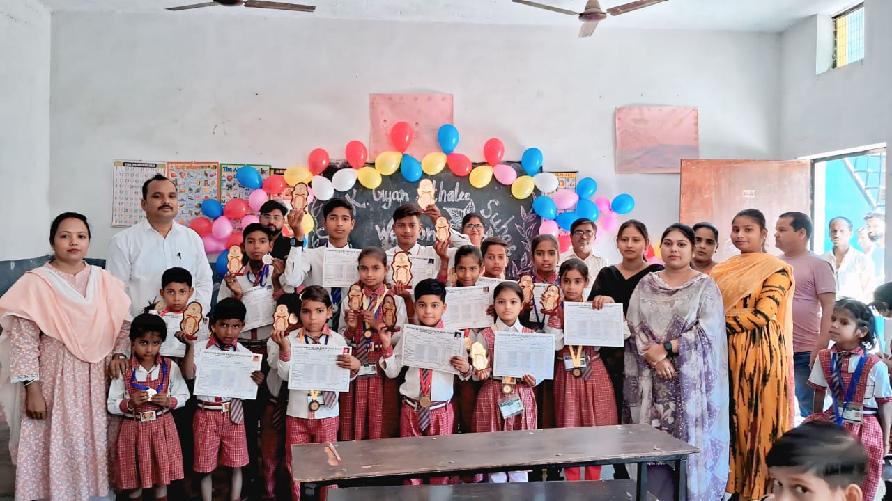 पीलीभीत:प्रथम, द्वितीय और तृतीय स्थान प्राप्त करने वाले छात्र व छात्राओं को विद्यालय डायरेक्टर राजेश पटेल ने शील्ड और मैडल देकर सम्मानित किया।