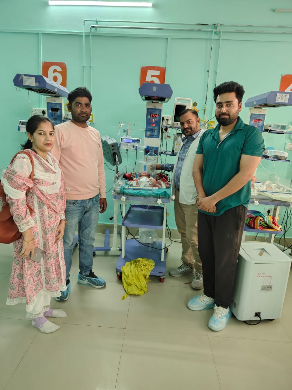 कासगंज: लावारिस नवजात शिशु को चाइल्ड हेल्पलाइन ने कराया अस्पताल में भर्ती