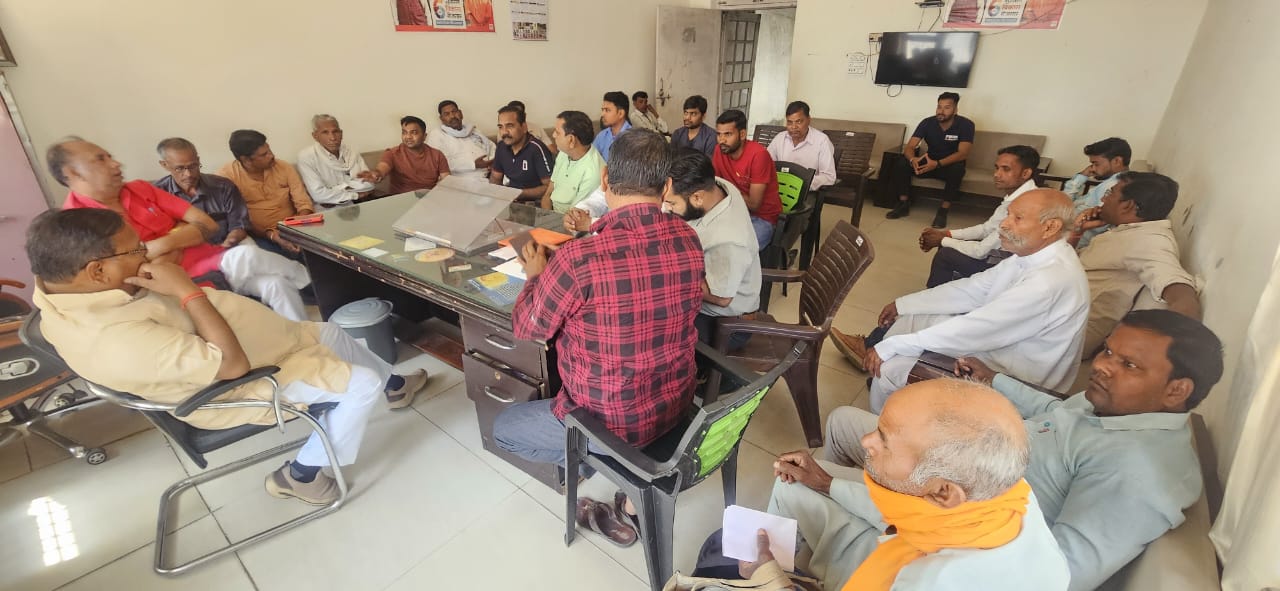 पीलीभीत : पांच धार्मिक स्थलों के बीच खुली रही शराब की दुकान का विरोध ?