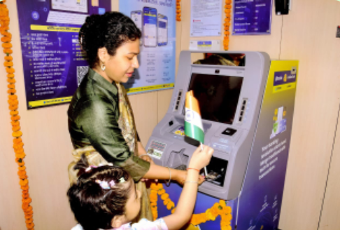 लखीमपुर खीरी : डी. एम.दुर्गा शक्ति नागपाल की पहल पर कलेक्ट्रेट को मिली एटीएम की सौगात