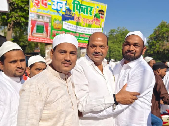 लखीमपुर खीरी :  गले मिलकर दी ईद की मुबारकबाद ?