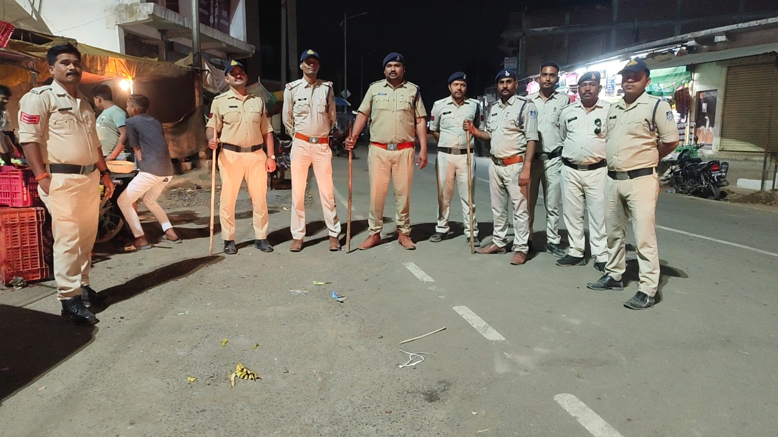 उमरिया : चंदिया थाना प्रभारी ने पुलिस बल के साथ नगर भ्रमण कर नगर वासियों से त्यौहार पर शांति व्यवस्था बनाये रखने की बात कही