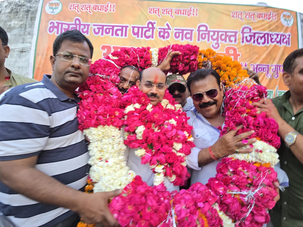 इटावा :बबुआ ठाकुर ने किया नवनियुक्त भाजपा जिलाध्यक्ष अन्नू गुप्ता का स्वागत