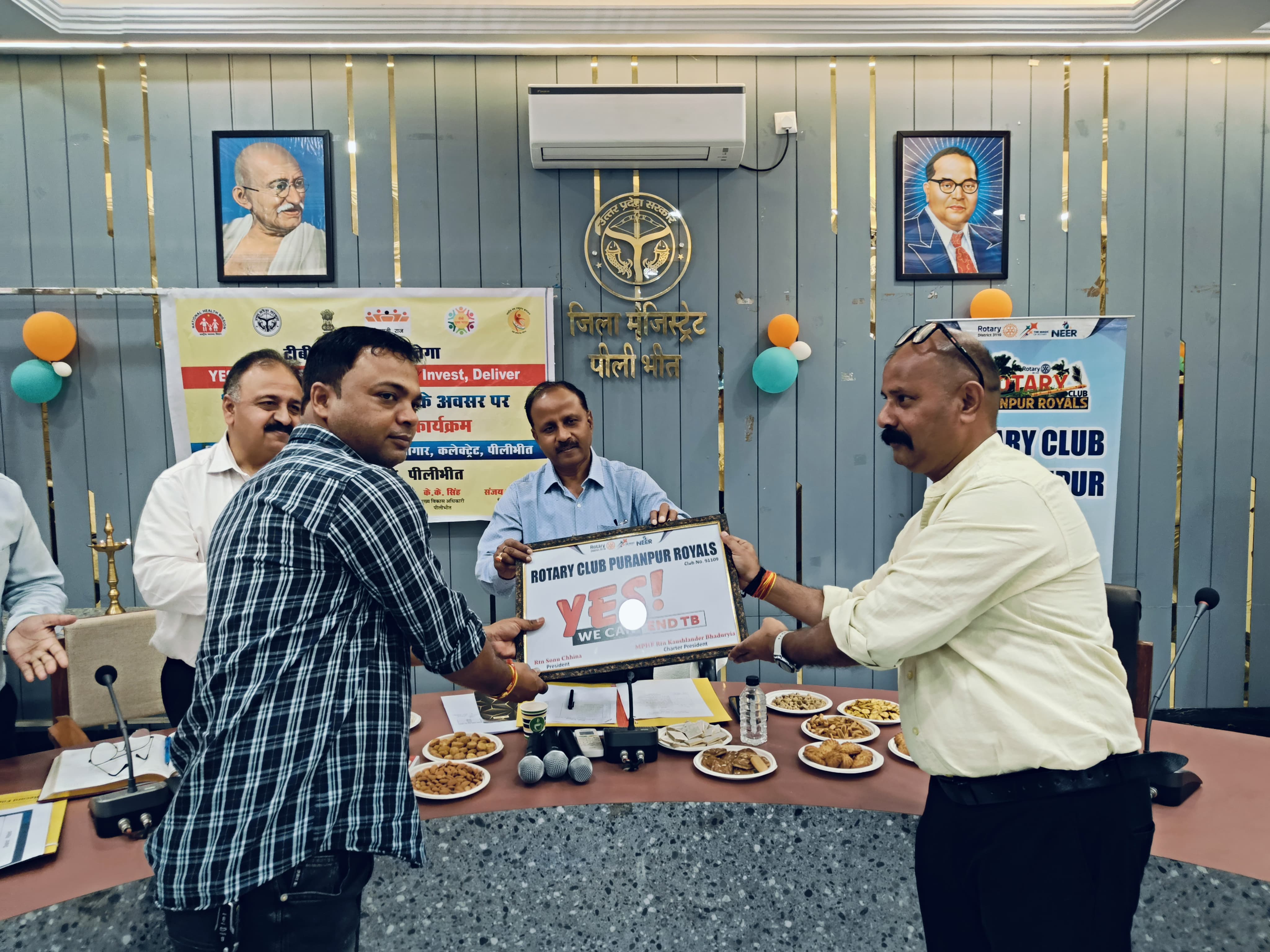 पीलीभीत : विश्व क्षय दिवस के अवसर पर गांधी सभागार में रोटरी क्लब पूरनपुर रॉयल्स के द्वारा टीवी विभाग में कार्यरत समस्त विभागीय लोगों को क्लब के द्वारा प्रशस्ति पत्र प्रदान किया गया