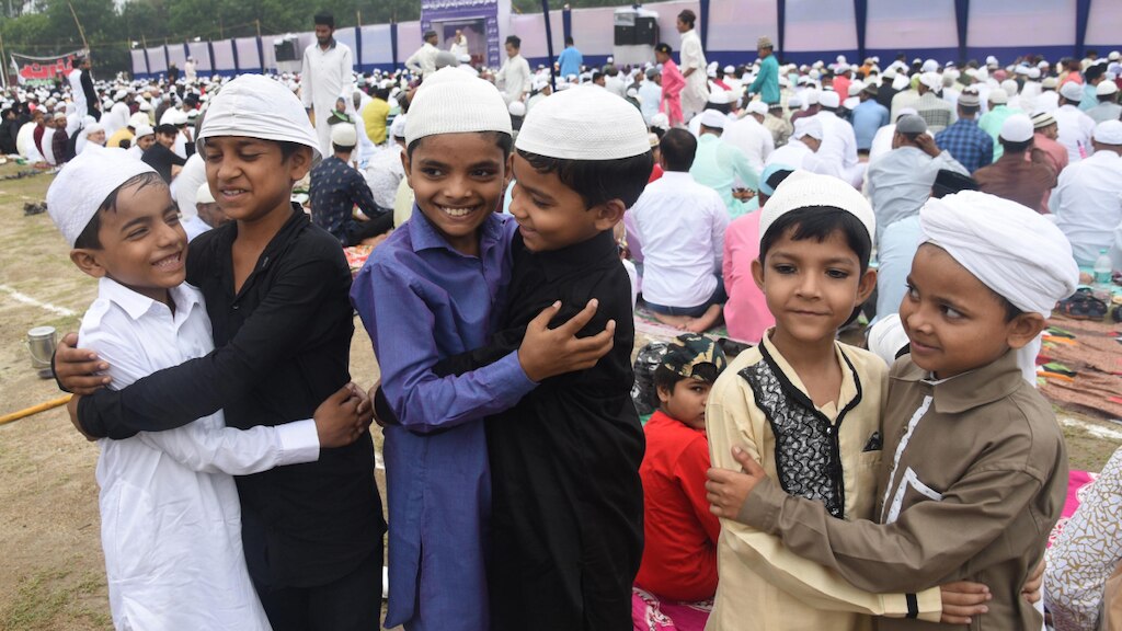 लखीमपुर खीरी : लखनऊ सहित कई शहरों में नजर आया चाँद, आज मनाई जा रही ईद