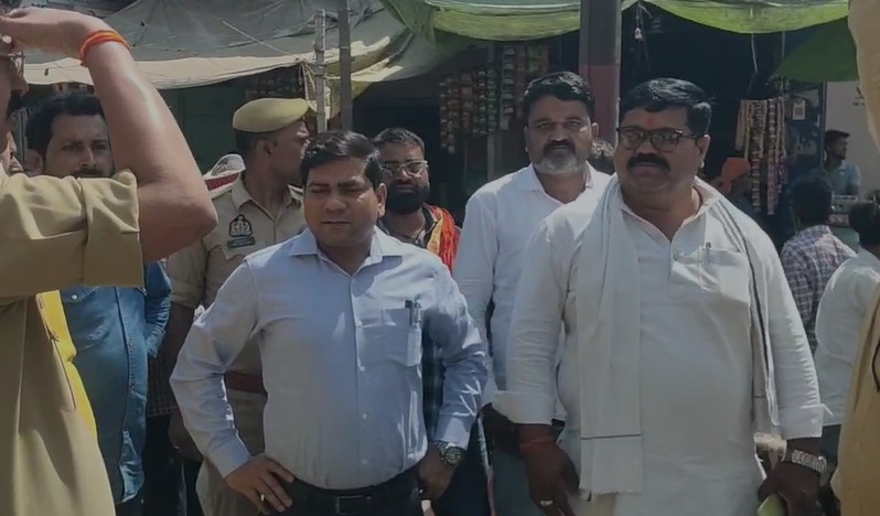 रायबरेली: राज्यसभा सांसद भवन मे रामलाल सुमन के द्वारा महाराणा प्रताप सांगा को अभ्रद्र भाषा बोलने से नराज भाजपाईयों ने रामलाल सुमन का फूंका पुतला