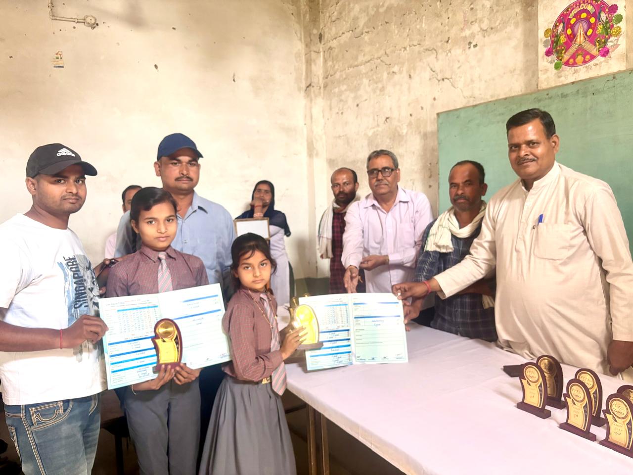 पीलीभीत:पंडित जियालाल स्कूल में टॉपर्स को किया गया पुरस्कृत कक्षा 9 के रुद्रांश शर्मा ने किया स्कूल टॉप