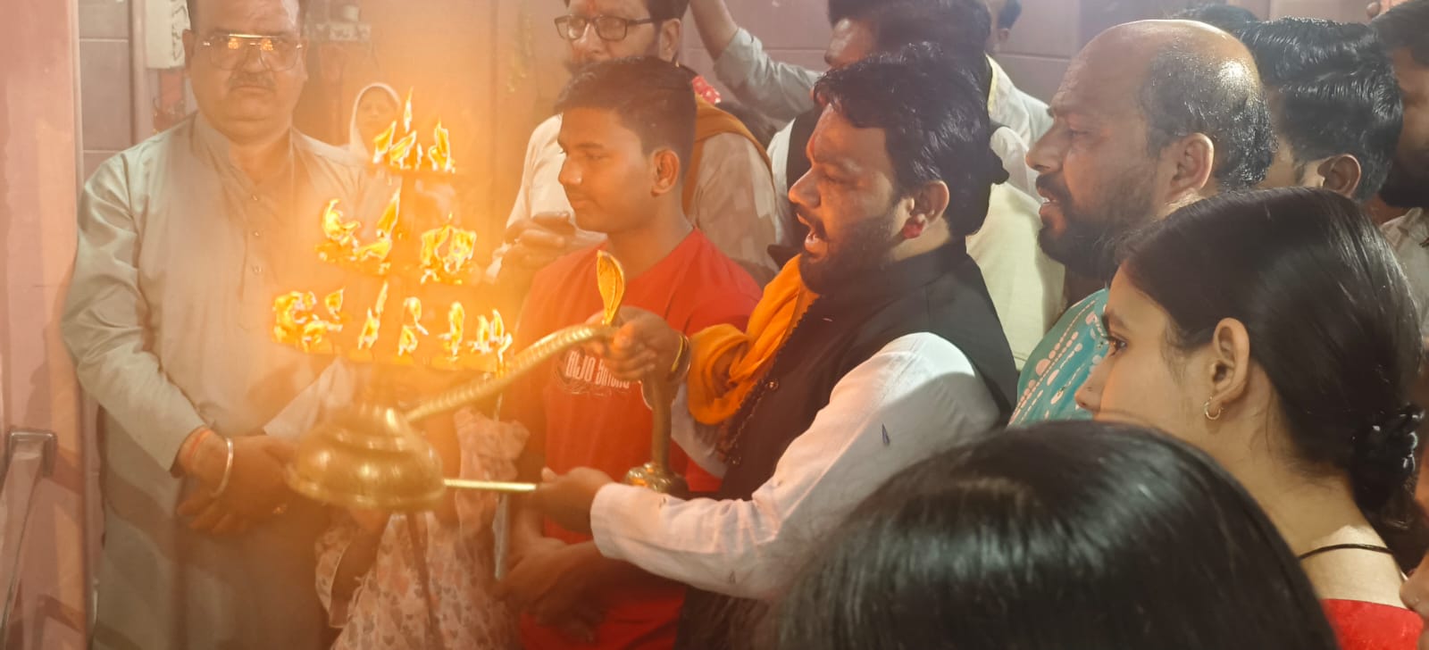 पीलीभीत : हिन्दू महासभा ने रामलीला मैदान स्थित महाकाली मंदिर में की महाआरती