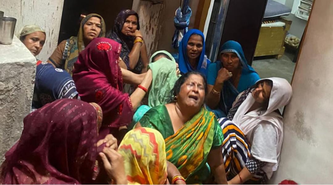 फर्रुखाबाद :  कमरे में लटका मिला महिला का शव, आत्महत्या की आशंका