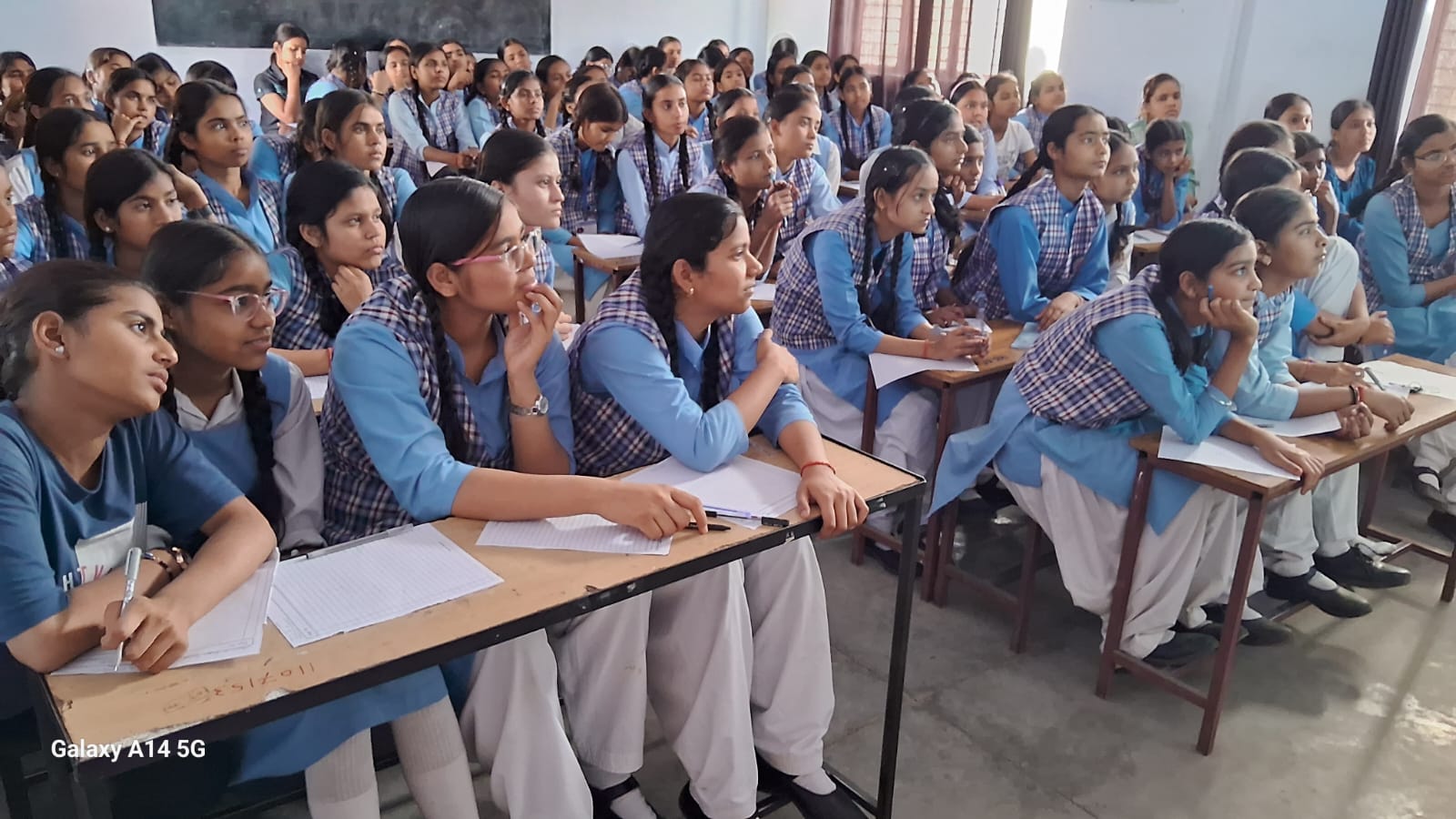 पीलीभीत: अंगूरी देवी सरस्वती विद्या मंदिर बालिका इंटर कॉलेज में आयोजित हुआ लैपटॉन कार्यक्रम