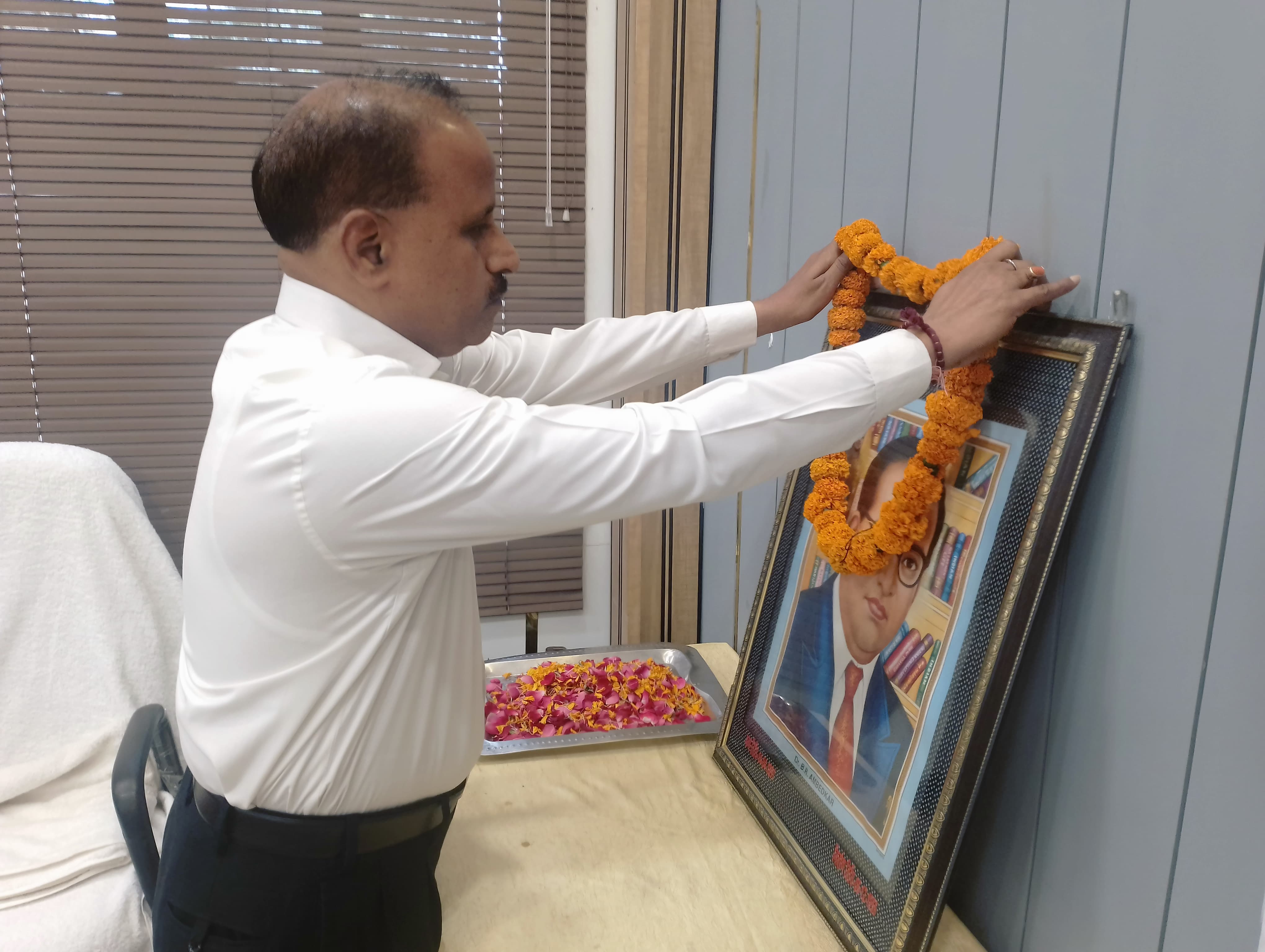 पीलीभीत : जिलाधिकारी ने डॉ0 भीमराव आंबेडकर के चित्र पर माल्यार्पण, श्रद्धासुमन अर्पित कर किया नमन एवं उनके जीवन मूल्यो पर डाला प्रकाश