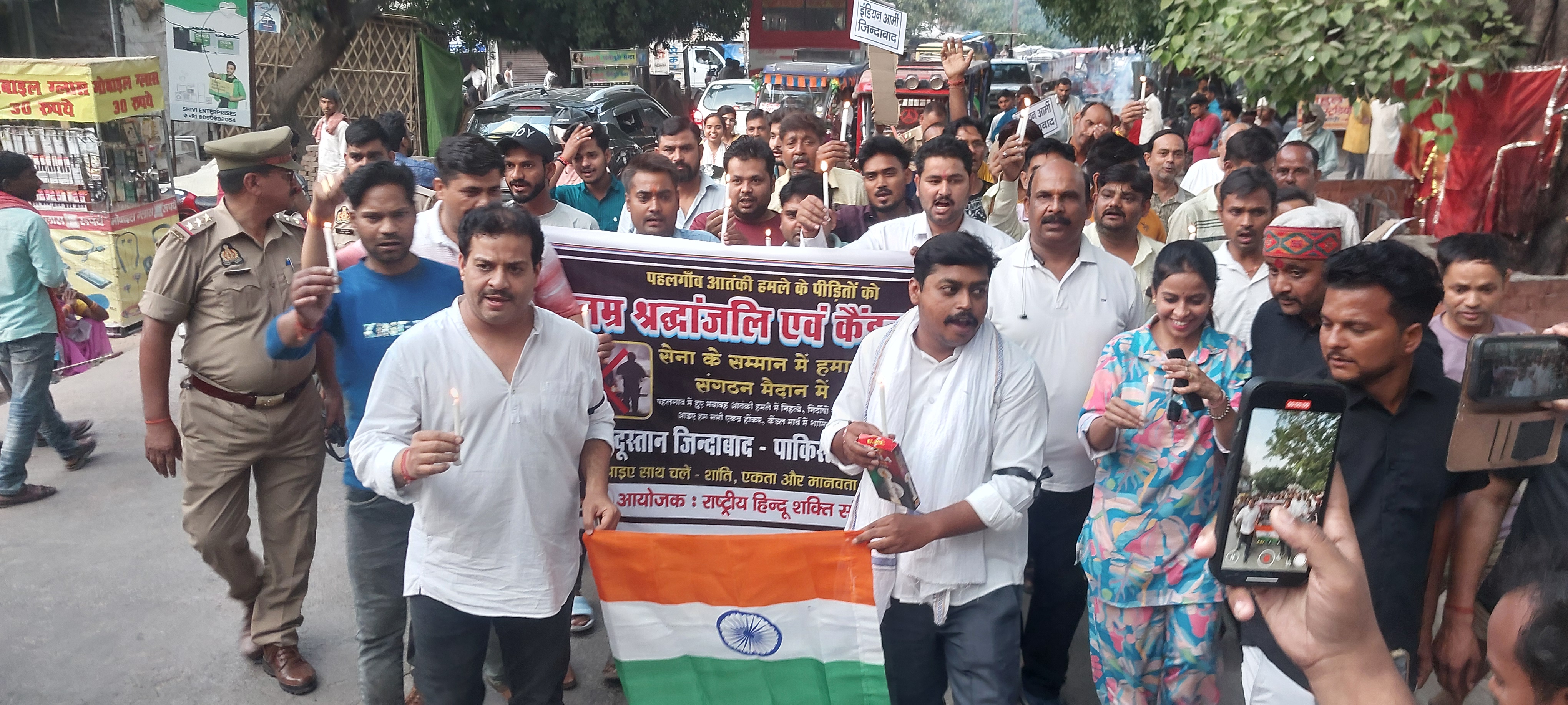 फर्रुखाबाद: राष्ट्रीय हिन्दू शक्ति संगठन के द्वारा पाकिस्तान के खिलाफ पाकिस्तान का पुतला फूंक कर विरोध प्रदर्शन।