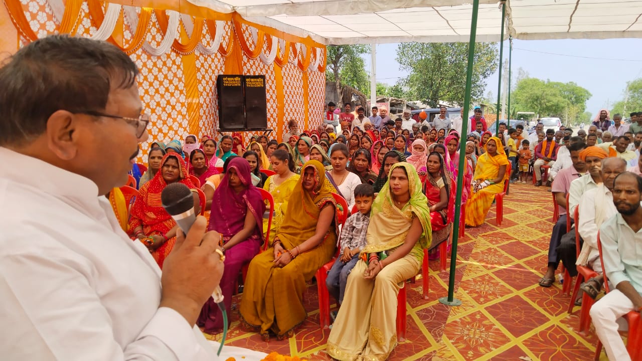 पीलीभीत : खतरे के बाद भी पानी से निकाल कर पार हुए विधायक ट्रांस क्षेत्र की सैकड़ो महिलाएं बसपा को छोड़कर भाजपा में हुई शामिल
