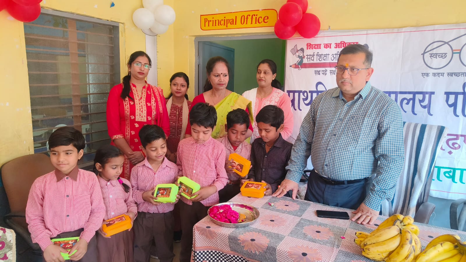 फर्रुखाबाद:सीडीओ ने प्रा.वि. पापियापुर में स्कूल चलो अभियान के अंतर्गत नए पंजीकृत बच्चों को फूलमाला पहनकर किया स्वागत।