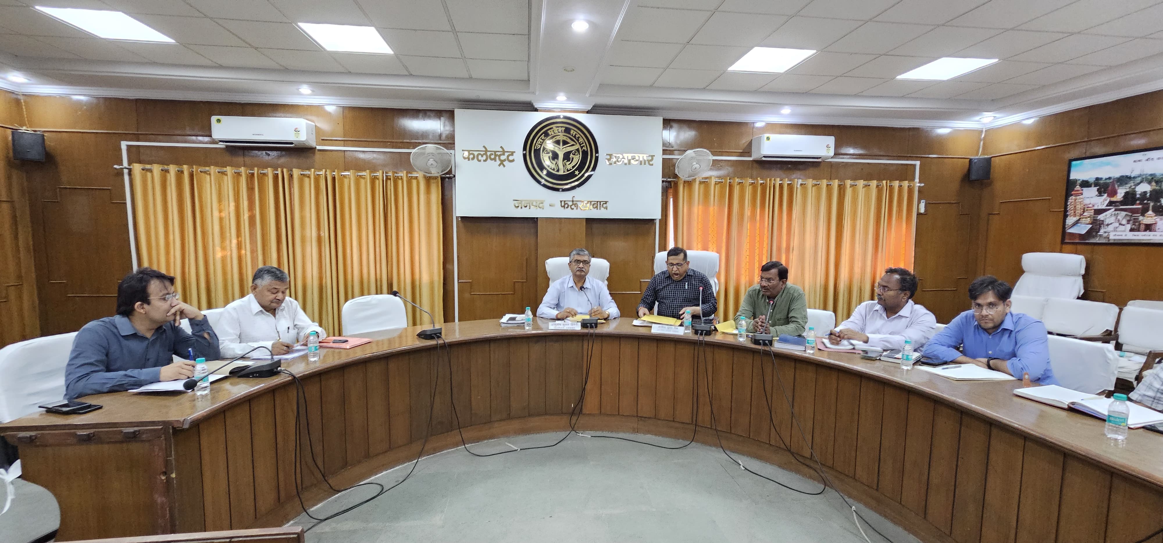 फर्रुखाबाद:जिलाधिकारी ने वित्तीय वर्ष 2025-26 में बेहतर संचालन के लिये गौशालाओं के नोडल अधिकारियों व पशु चिकित्सको के साथ की बैठक।