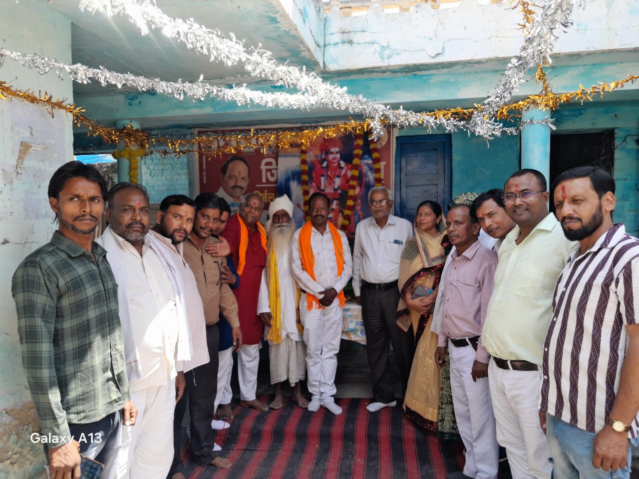 फर्रुखाबाद:पार्टी कार्यालय बढपुर में महाराज निषादराज की जयंती बड़े धूमधाम से मनाई गई।