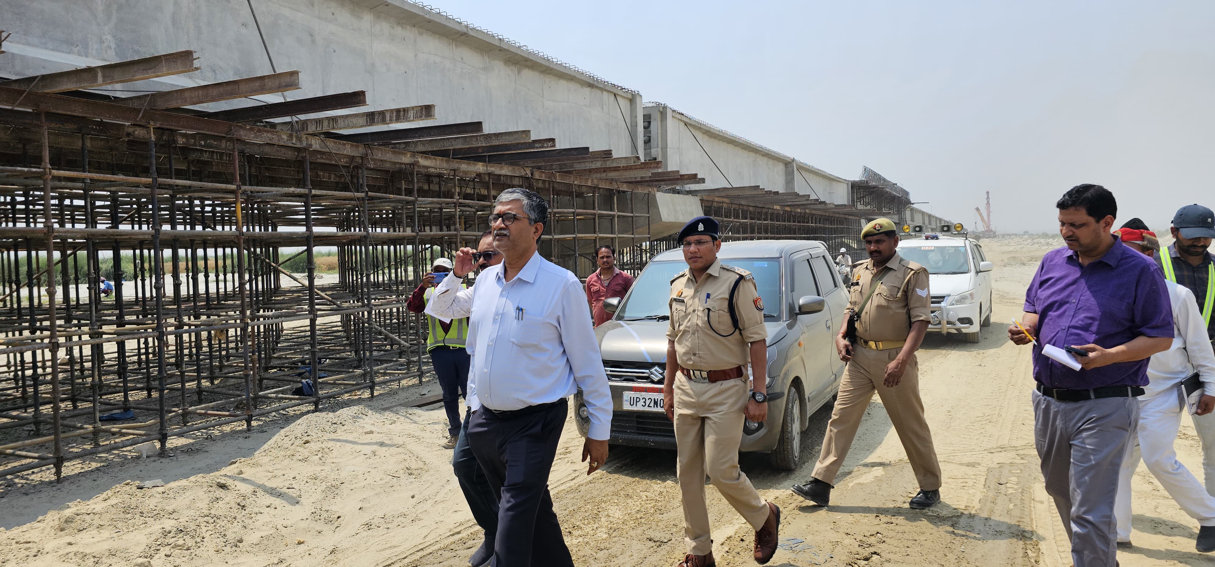 फर्रुखाबाद:मड़ैया घाट पर निर्माणाधीन गंगा पुल का जिलाधिकारी ने किया निरीक्षण।