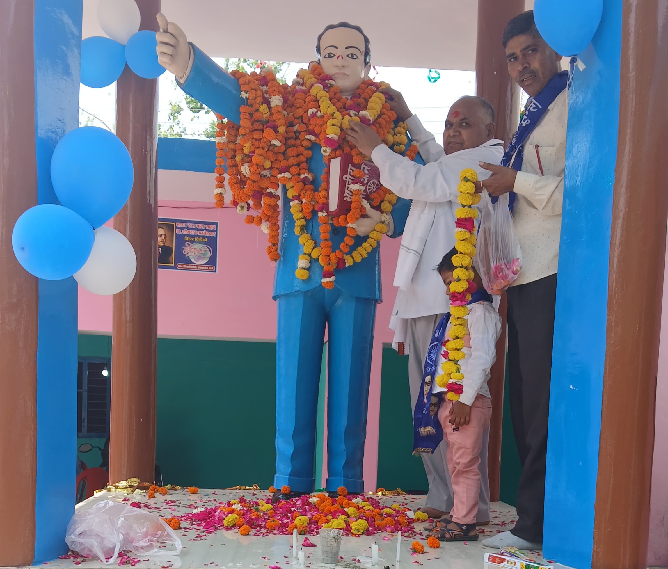फर्रुखाबाद:डॉ भीमराव अंबेडकर की 134वीं जयंती पर भाकियू भानु ने बाबासाहेब अंबेडकर की प्रतिमा पर माल्यार्पण कर श्रद्धासुमन अर्पित किये।
