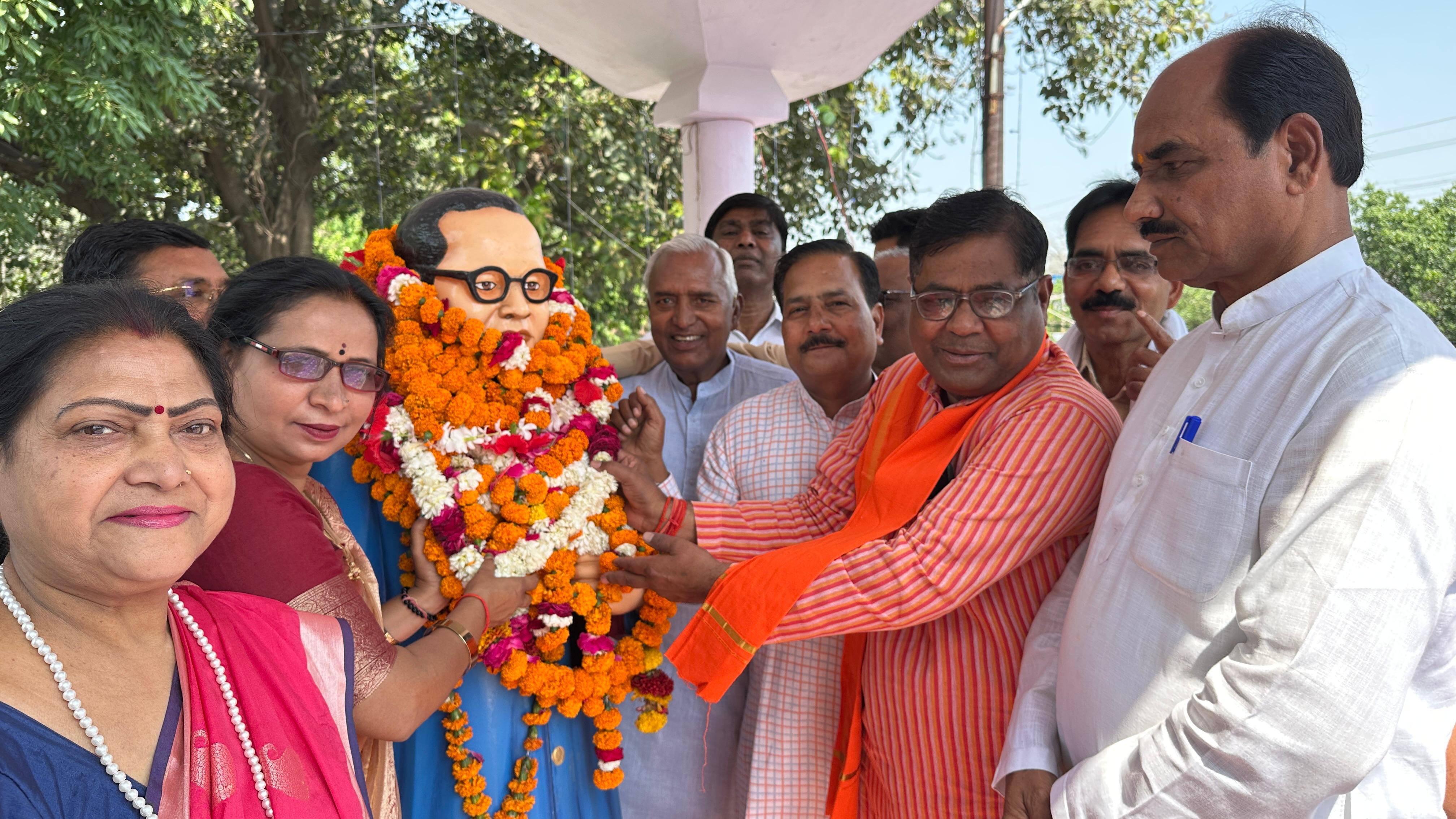 फर्रुखाबाद:भारत रत्न डॉ भीमराव अंबेडकर की जयंती के अवसर पर भाजपा द्वारा जनपद के विभिन्न स्थानों पर सामाजिक समरसता दिवस मनाया।