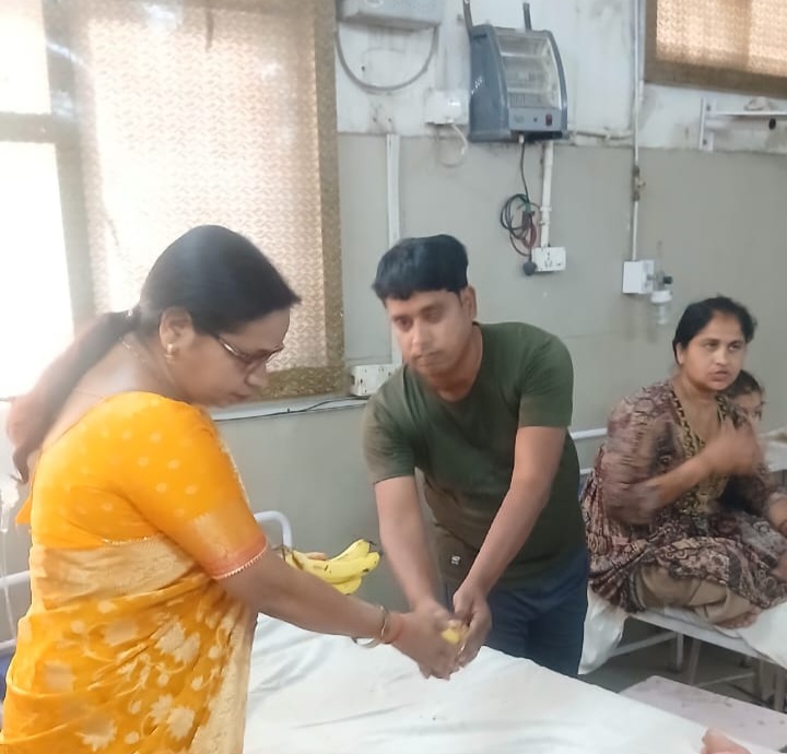 फर्रुखाबाद:रमला राठौर ने डॉ भीमराव अंबेडकर के जन्मदिन के उपलक्ष्य में लोहिया अस्पताल में मरीज को फल वितरण किया।