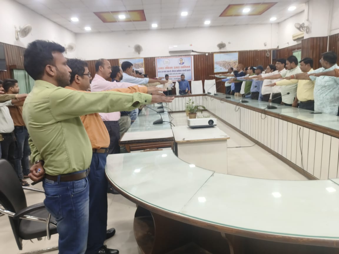 फर्रुखाबाद:डॉ०बाबा साहब भीमराव आम्बेडकर जयंती के उपलक्ष्य में गोष्ठी का आयोजन कर मूल कर्तव्यों की शपथ दिलाई गई।
