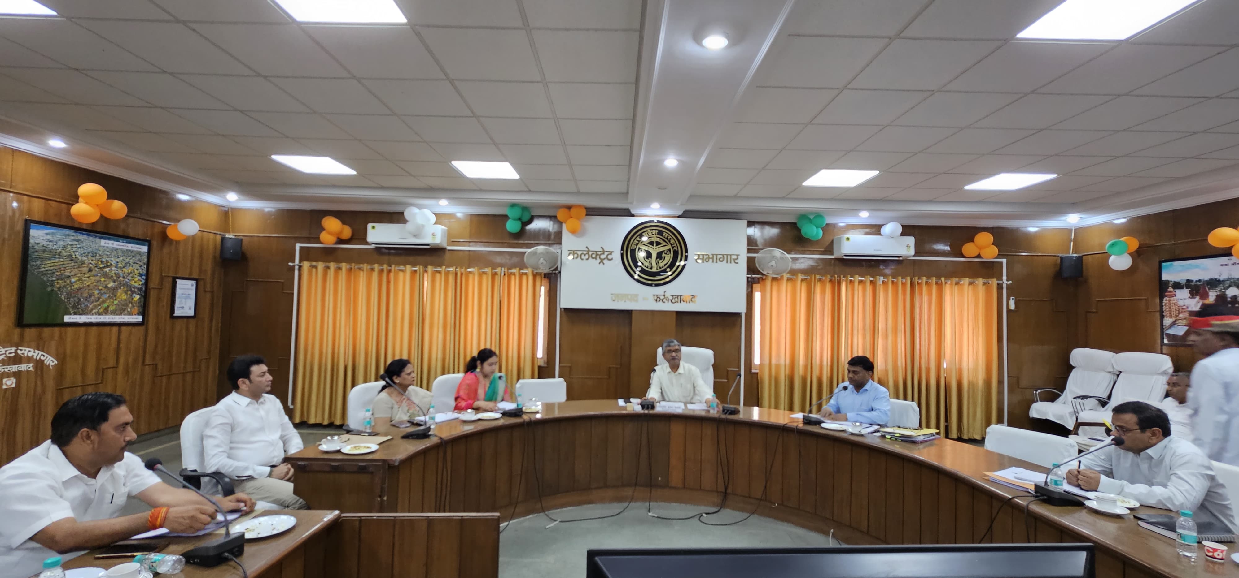 फर्रुखाबाद:नगर निकायों में 15वे वित्त आयोग से आवंटित टाइड व अनटाइड ग्रांट तथा अवस्थापना निधि से कराये जाने बाले विकास कार्यो की जिलास्तरीय समिति की बैठक हुई।