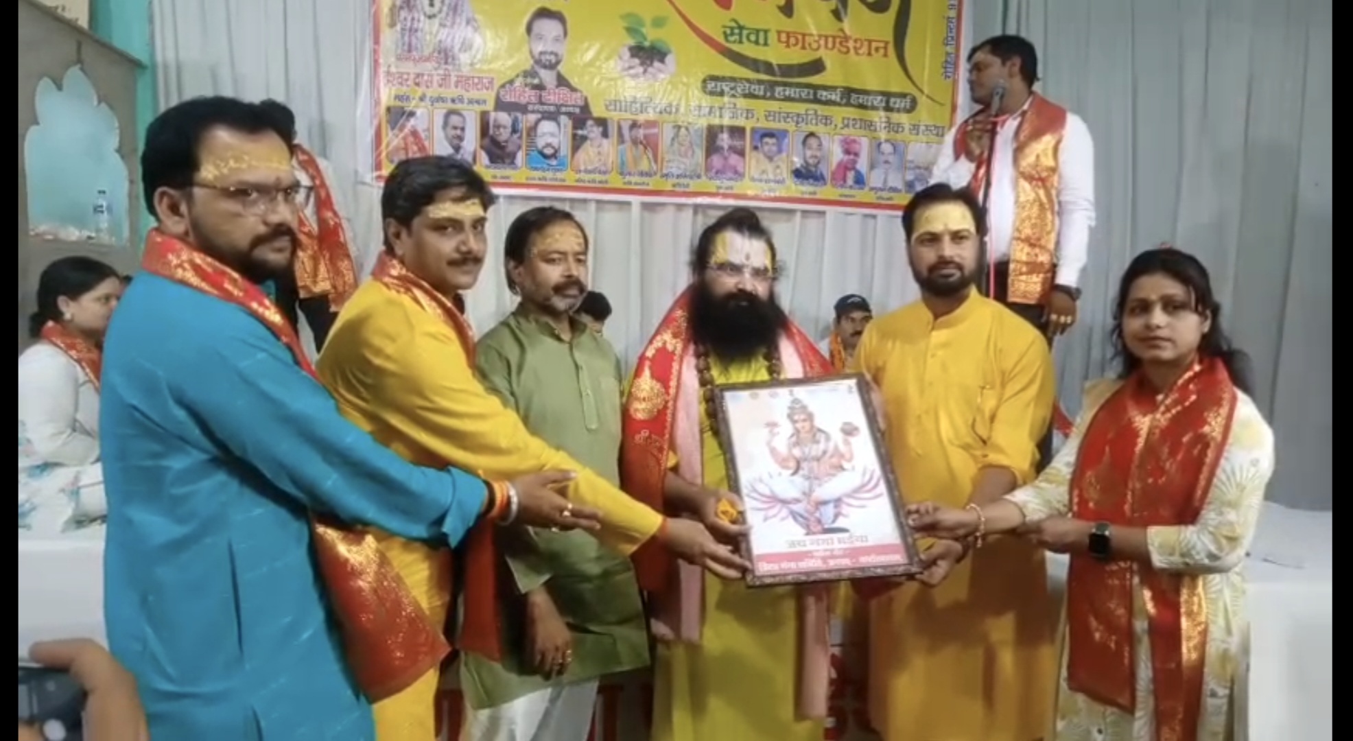 फर्रुखाबाद:देश नहीं बैठा है केवल निंदा की अभिलाषा में,इनको उत्तर देना होगा इजरायल की भाषा में-राष्ट्रीय कवि रोहित चौधरी