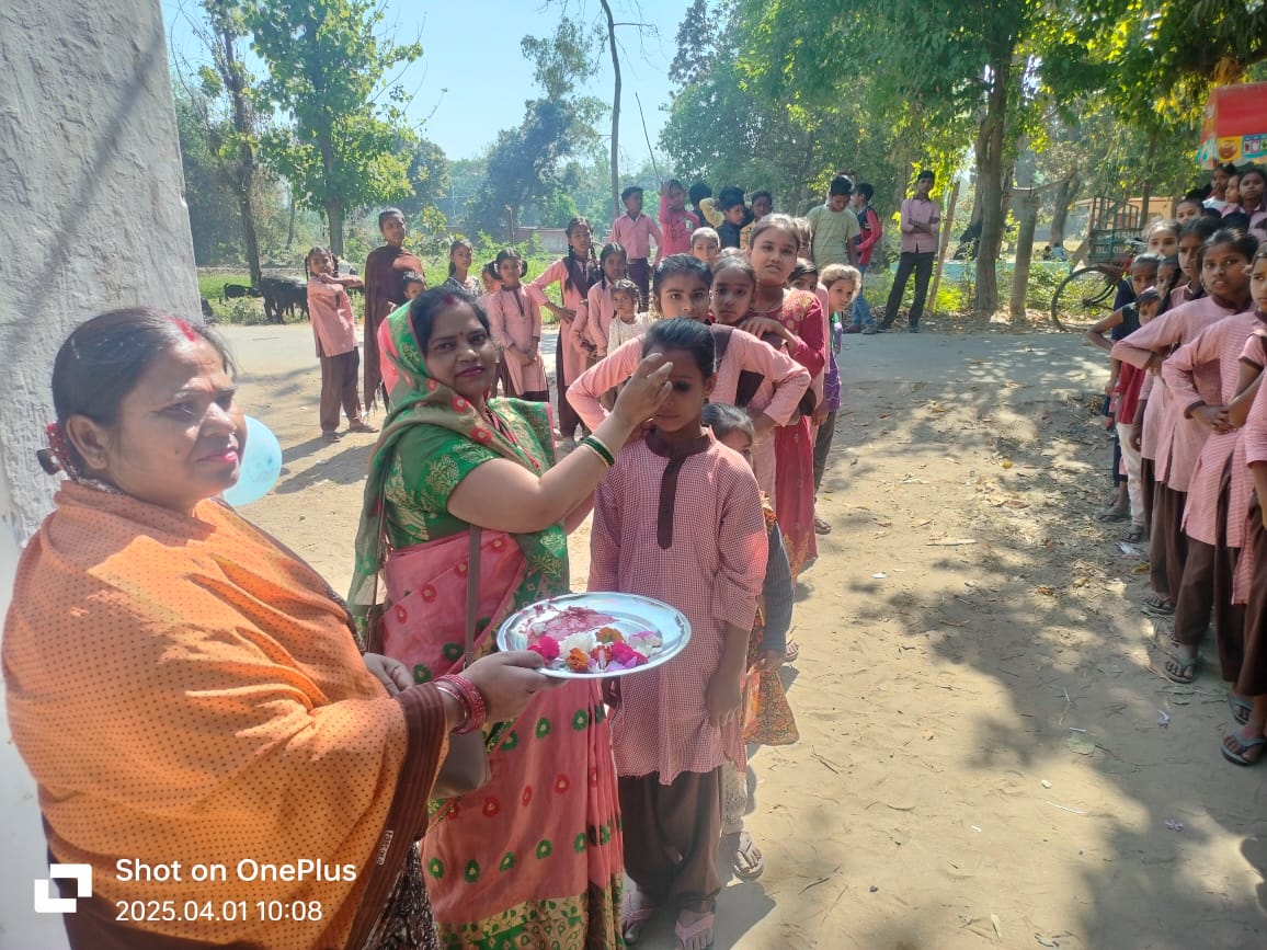 पीलीभीत: शिक्षकों ने गेट पर आने बाले छात्रों का तिलक लगाकर एवं पुष्पों की वर्षा कर स्वागत किया।