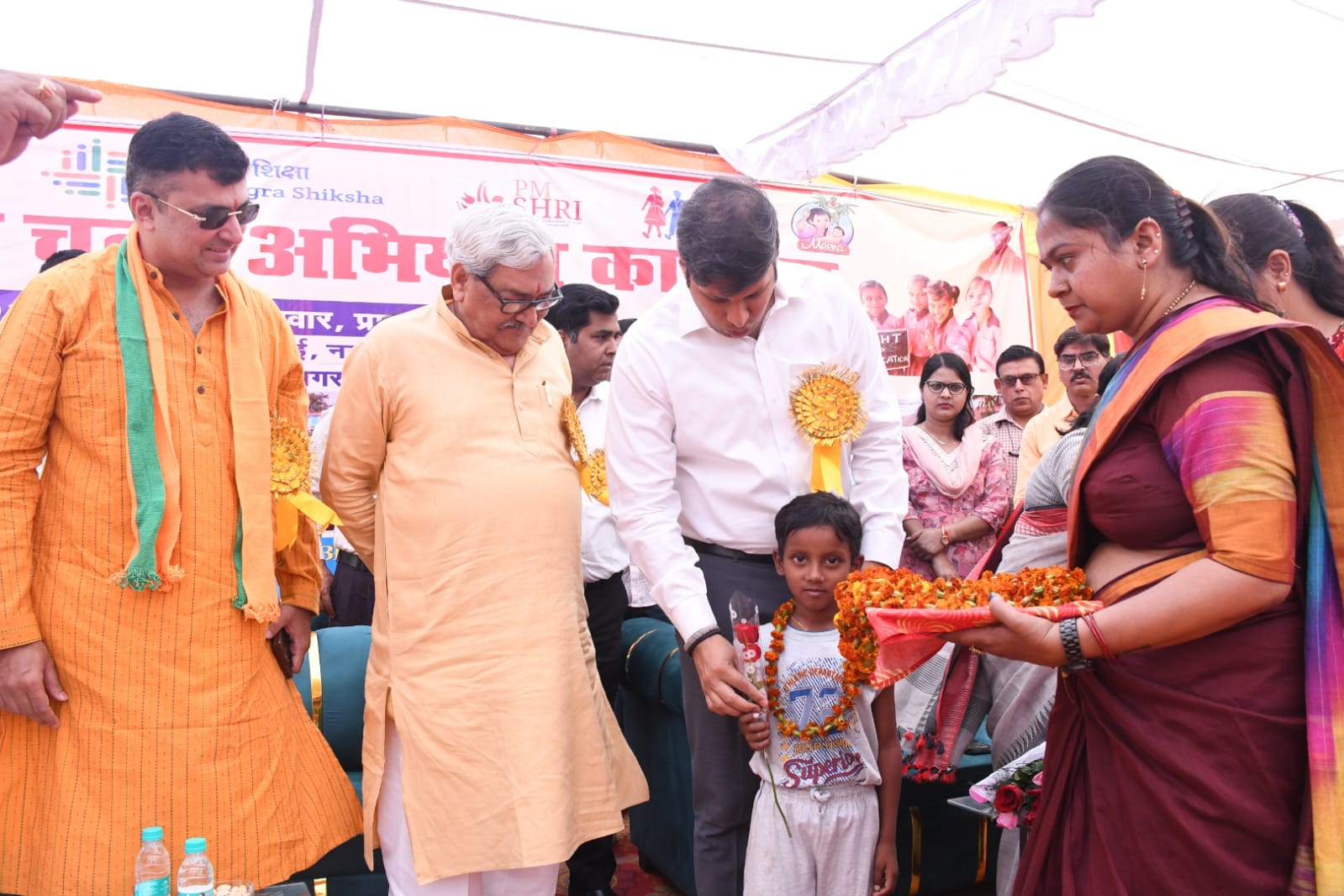 प्रयागराज : संसाधन केंद्र नगर (कंपोजिट विद्यालय सीपीआई, नगर क्षेत्र) प्रयागराज में आज "स्कूल चलो अभियान" एवं "संचारी रोग नियंत्रण अभियान" का शुभारंभ भव्य रूप से किया गया