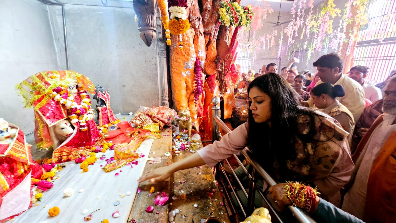 कासगंज: नवरात्रि के दृष्टिगत जिलाधिकारी व पुलिस अधीक्षक ने संयुक्त रूप से चामुण्डा मंदिर पहुंचकर व्यवस्थाओं का किया अवलोकन, दिये निर्देश।