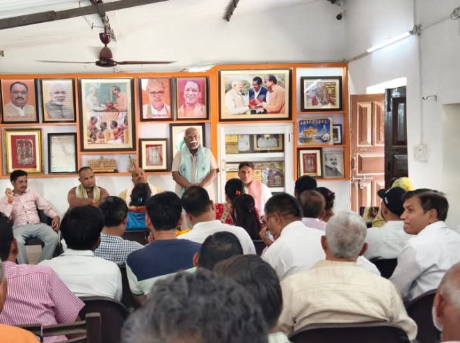 लखीमपुर खीरी : गोला गकर्णनाथ - भारतीय जनता पार्टी के कैंप कार्यालय गौशाला बूथ संख्या 206 पर भारतीय जनता पार्टी का स्थापना दिवस कार्यक्रम संपन्न...