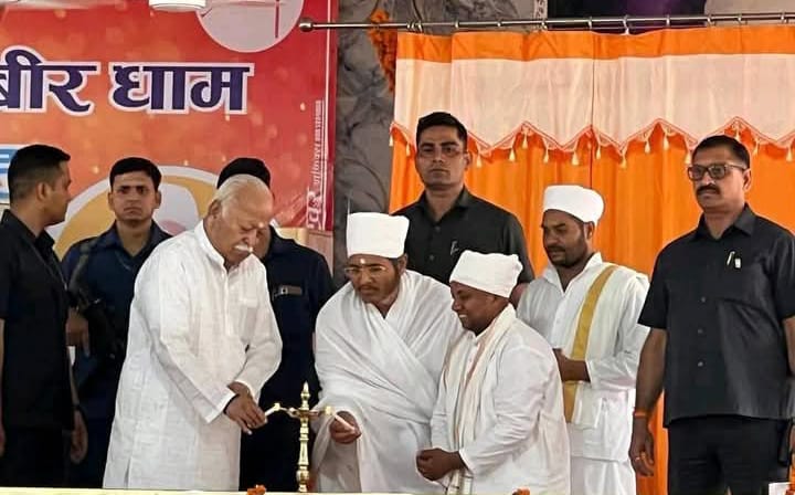 लखीमपुर खीरी : संघ प्रमुख श्री मोहन भागवत जी ने मुस्तफाबाद स्थित कबीरधाम में असंग देव भक्ति भवन का किया शिलान्यास ?
