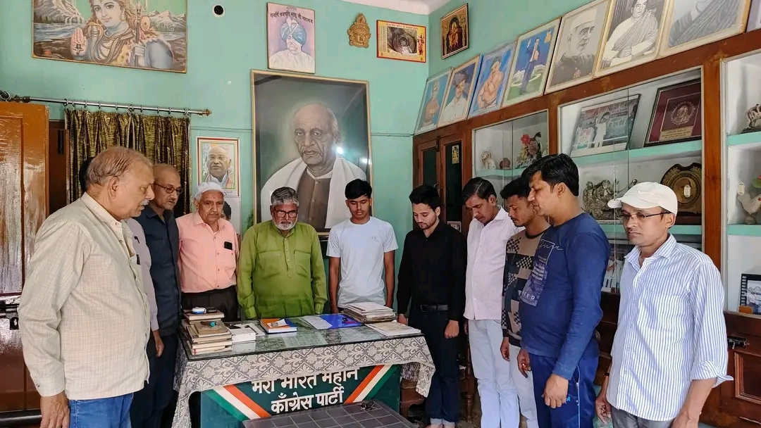 लखीमपुर खीरी - कांग्रेस के कैंप कार्यालय गोला पर पहलगाम आतंकी हमले में मारे गए लोगों के लिए दो मिनट का मौन रख दी श्रद्धांजलि