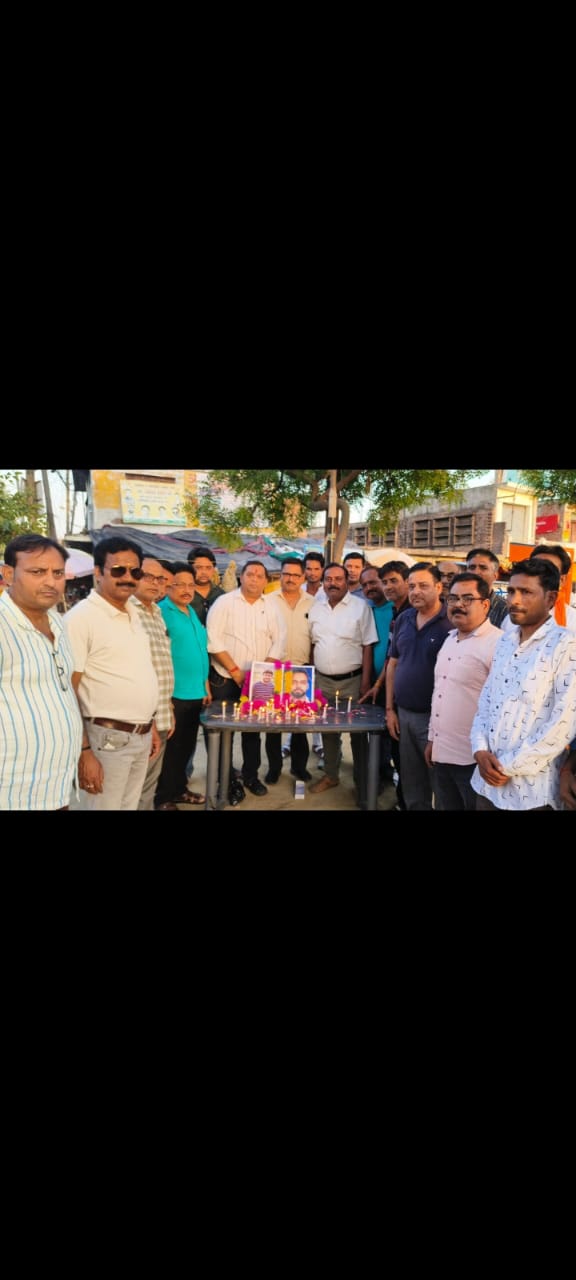 पीलीभीत :- पहलगाम में आतंकी हमले में शहीद हुए सैलानियों को पुष्प अर्पित कर उद्योग व्यापार प्रतिनिधि मण्डल के पदाधिकारियों ने दी श्रद्धांजलि।