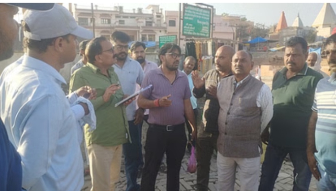 लखीमपुर खीरी : गोला गोकर्णनाथ - शासन से तीन सदस्यीय टीम पहुंची गोला कॉरिडोर निर्माण सामग्री के लिए नमूने...