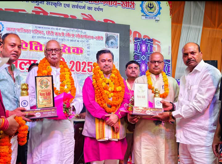 लखीमपुर खीरी : गोला गोकर्णनाथ - ऐतिहासिक चैती मेला मच पर फिल्म इंडस्ट्री के मशहूर सिंगर अल्ताफ राजा को सुनने के लिए उमड़ा अपार जनसैलाब