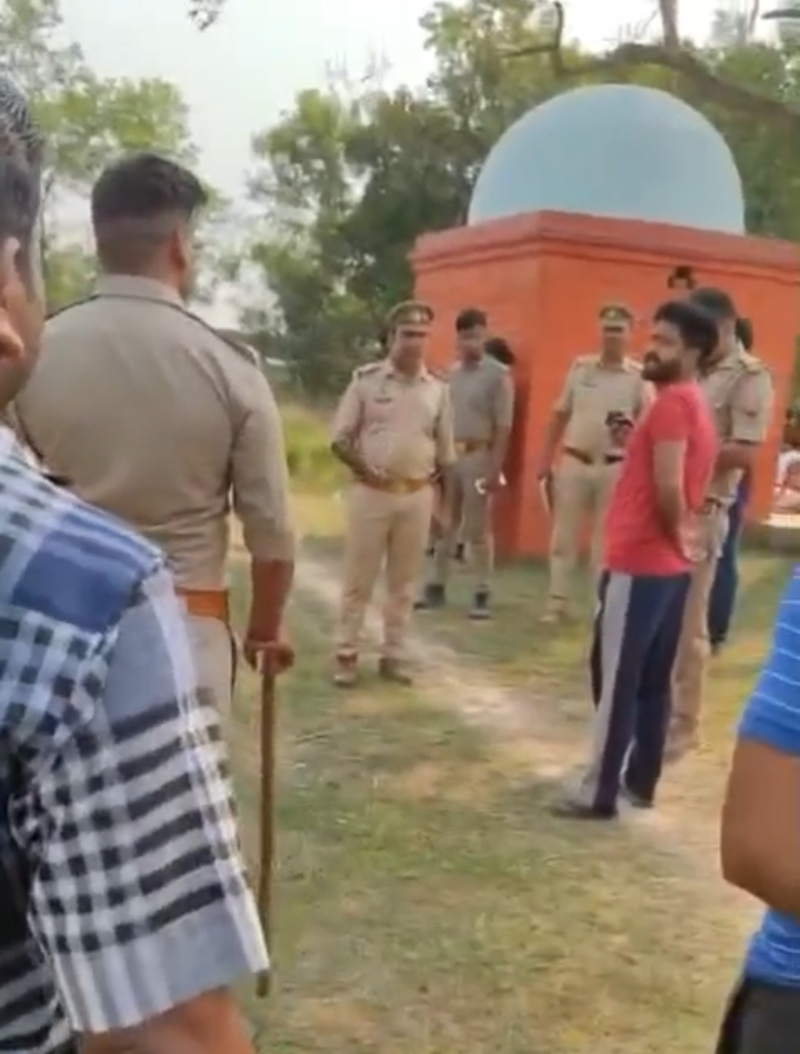 लखीमपुर खीरी : गोला गोकर्णनाथ क्षेत्र के ग्राम बाहरगंज में विद्यर्मियों द्वारा पुनः हिंदू देवी देवताओं की मूर्तियों को खंडित कर हिंदू समाज की भावनाओं के साथ किया खिलवाड़