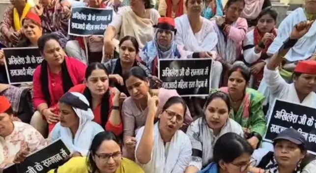 अखिलेश यादव को टोटी चोर कहने पर भड़का गुस्सा दिल्ली सीएम रेखा गुप्ता के विरोध में उतरी सपा