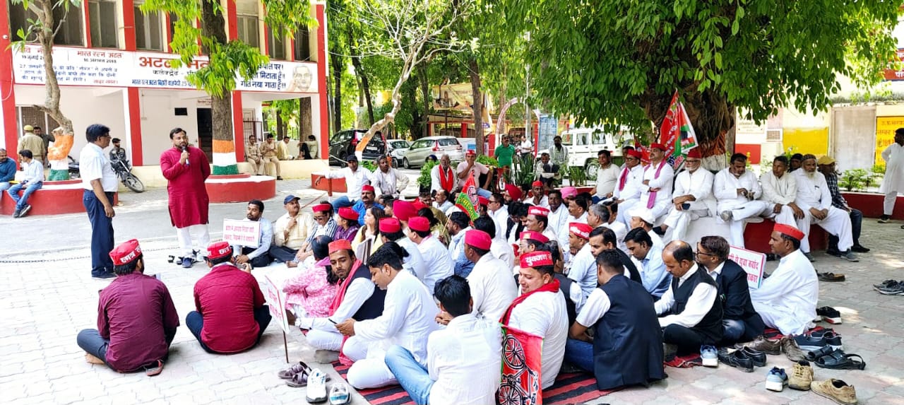 पीलीभीत :समाजवादी पार्टी के कार्यकर्ताओं ने धरना-प्रदर्शन कर विरोध प्रकट किया।